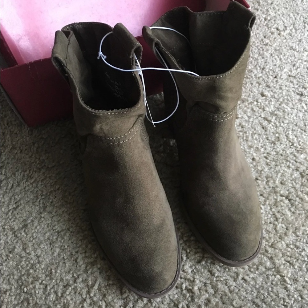 (6.5) Olive Green Booties
